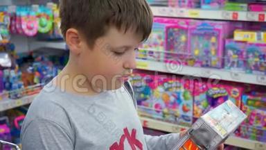 男孩10-12岁选择玩具.. <strong>儿童</strong>`<strong>玩具店</strong>